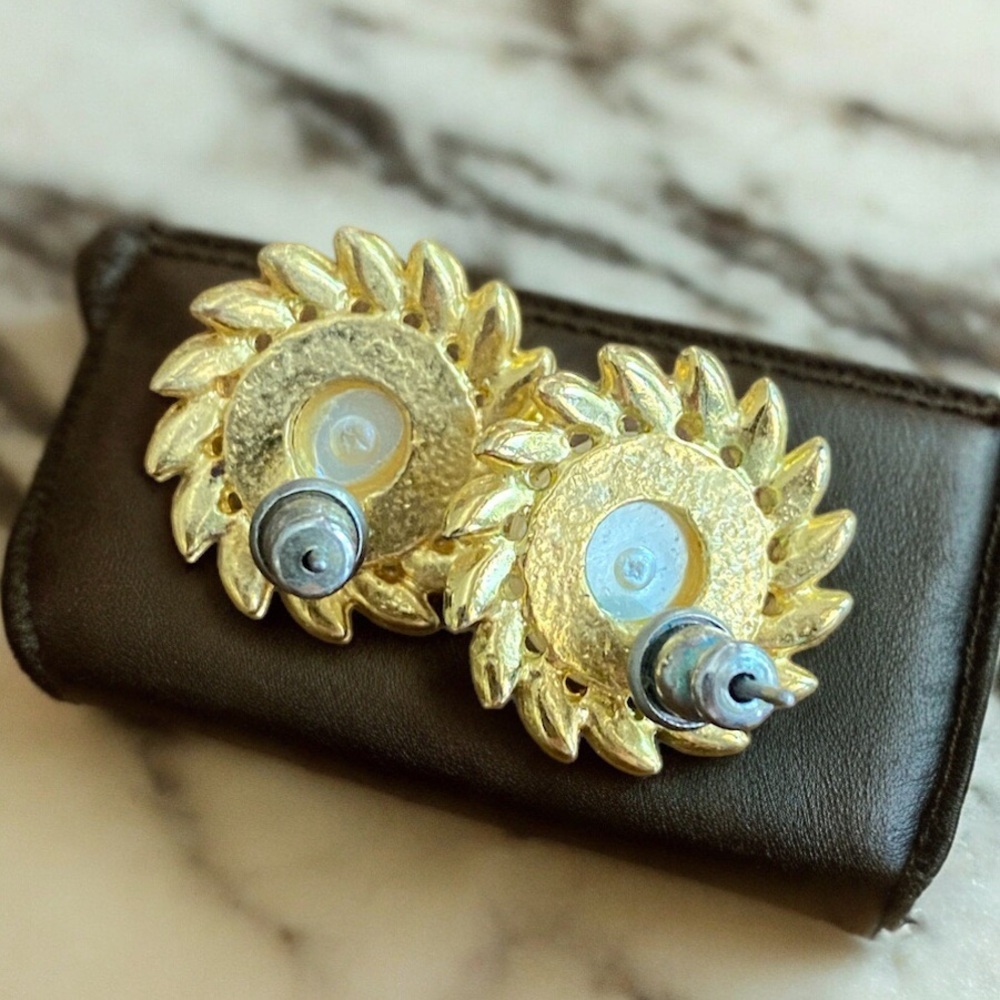 Pair of Vintage gold tone and faux pearl sunburst earrings. - Picture 4 of 4